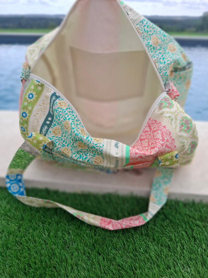Sac polochon en tissu coton motifs patchwork multicolores imprimés floraux et géométriques vert beige bleu