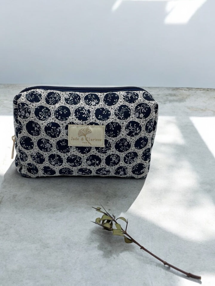 Trousse Flora en coton Jade & Clarisse motifs ronds dentelle bleu marine & blanc