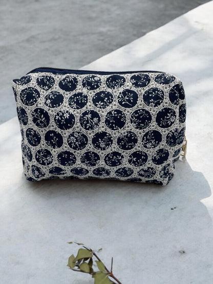 Trousse Flora en coton Jade & Clarisse motifs ronds dentelle bleu marine & blanc