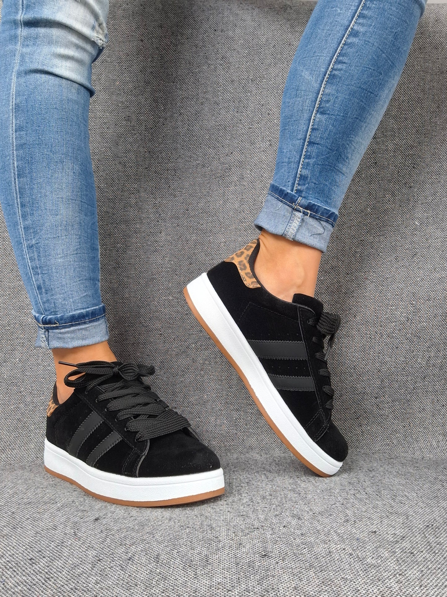 Chaussures baskets basses noires rayures noires motif léopard style campus
