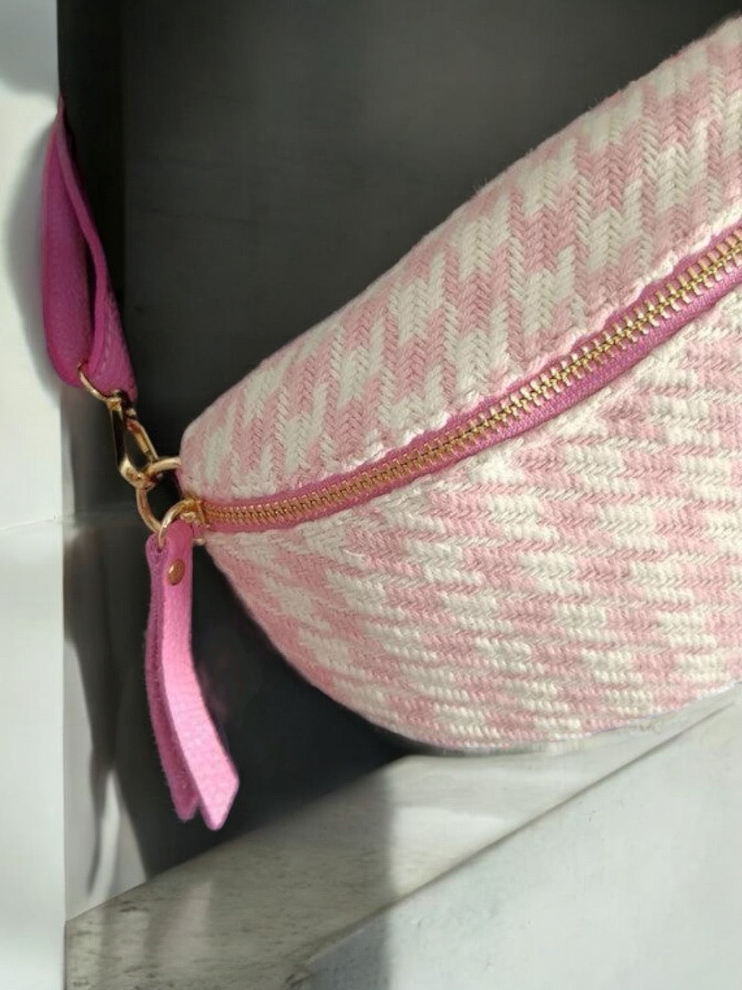 Sac banane tissu et bandouliere en cuir motifs pieds de poule rose pâle