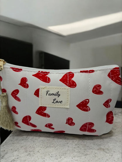 Trousse en coton blanche avec inscription “Family love” à coeurs rouges