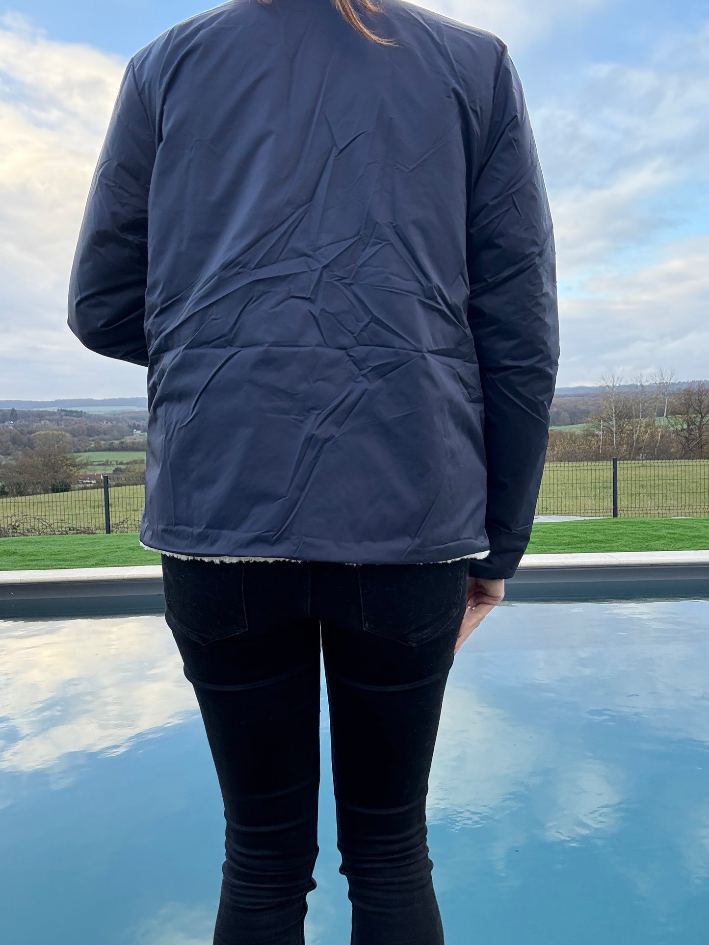 Laura Jo - Veste courte reversible bleu marine avec doublure en sherpa beige