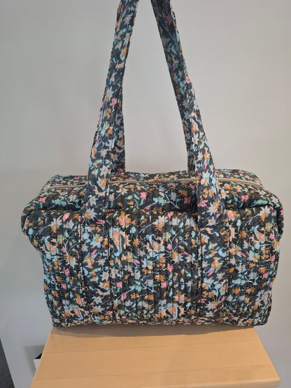 Sac week-end polochon en coton matelassé gris liberty fleuris nuances de rose bleu et orange