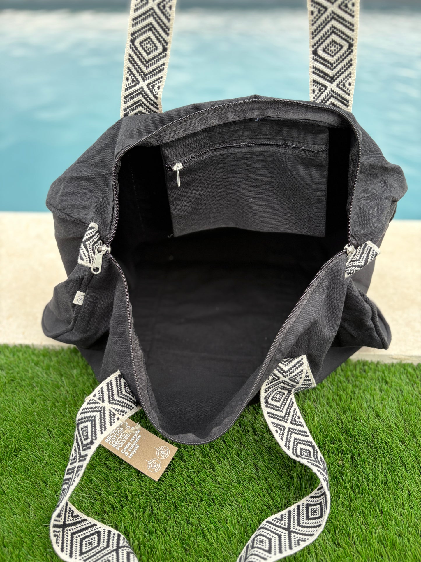 Sac polochon en coton tissu noir avec poignées motifs géométriques en noir et blanc