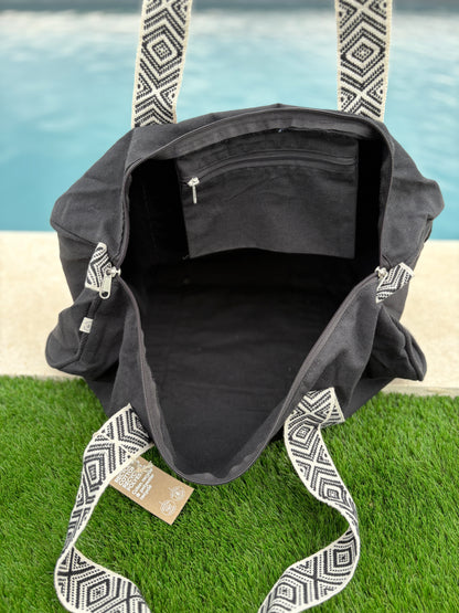 Sac polochon en coton tissu noir avec poignées motifs géométriques en noir et blanc