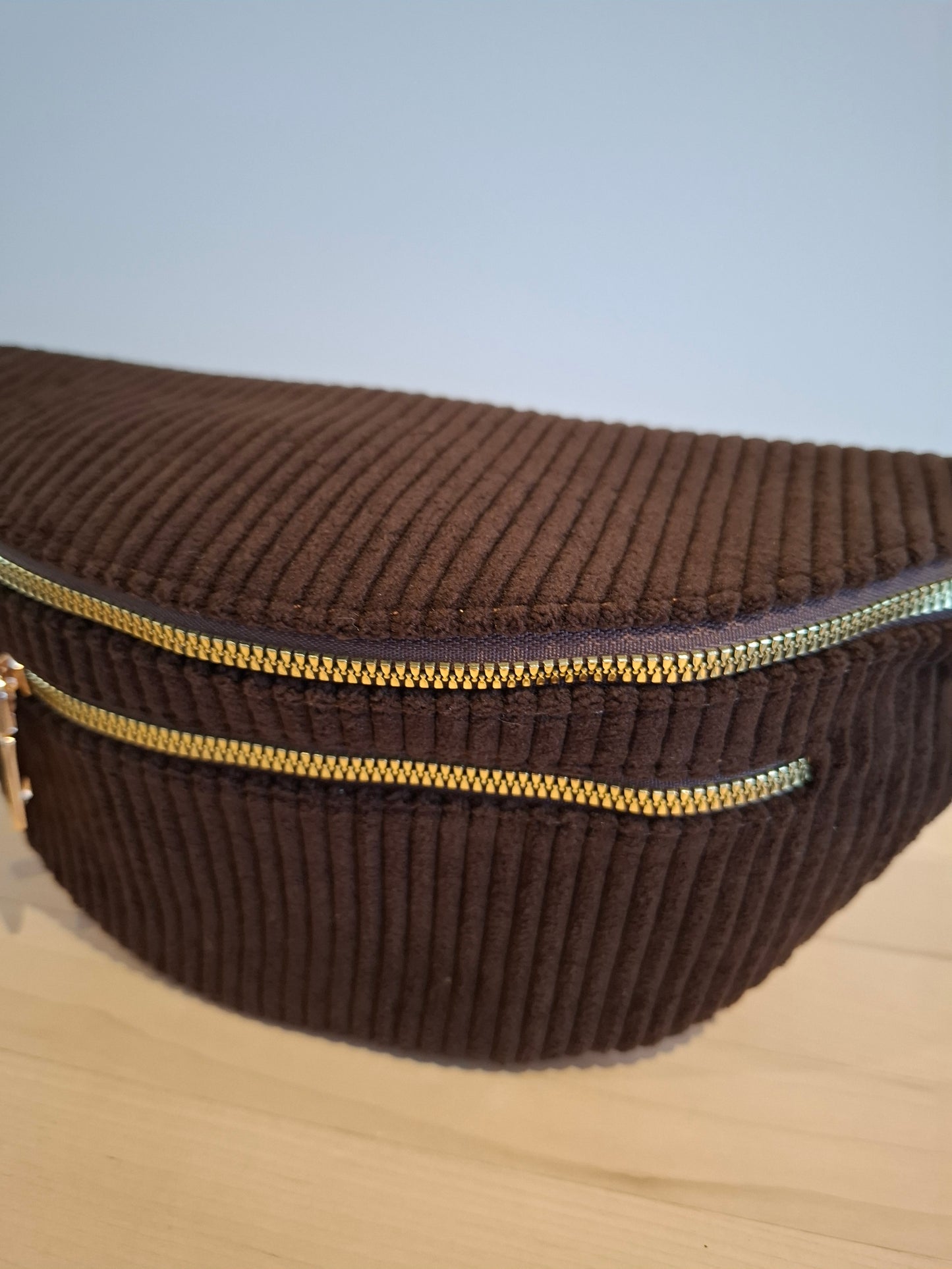 Sac banane velours côtelé 2 poches marron chocolat foncé sangle fantaisie