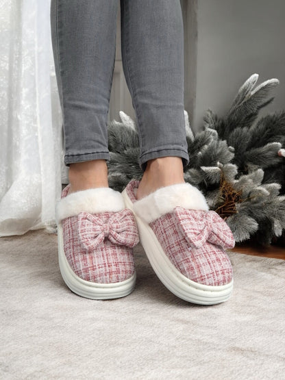 Chaussons fourrés rouge et blanc en tissu à carreaux avec noeud