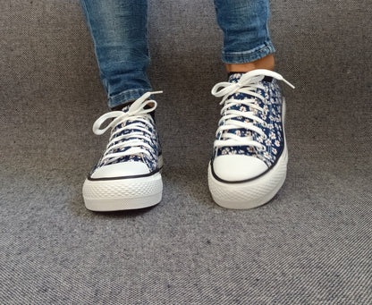 Chaussures baskets basses motifs liberty fleurs bleu marine en tissu type converse