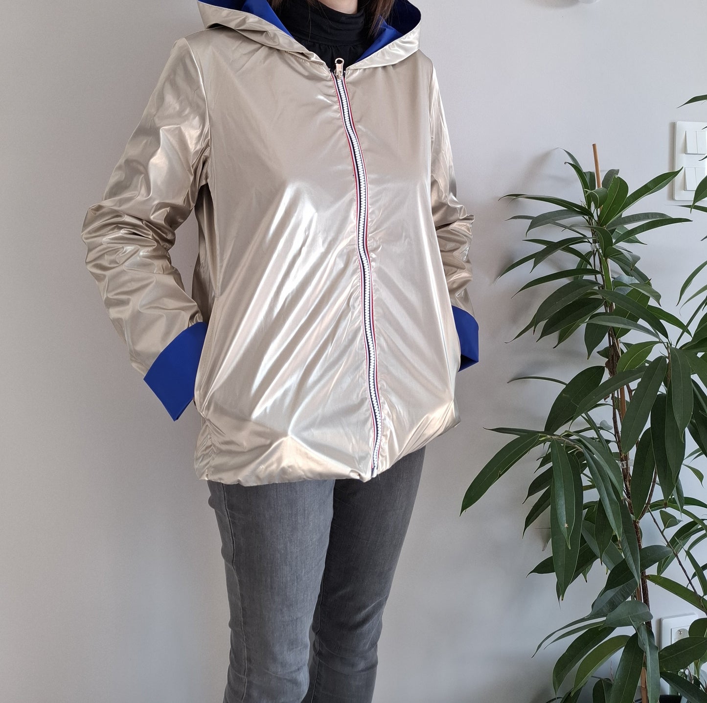 Laura Jo - Imperméable réversible court sans garnissage ouate couleur bleu électrique doré