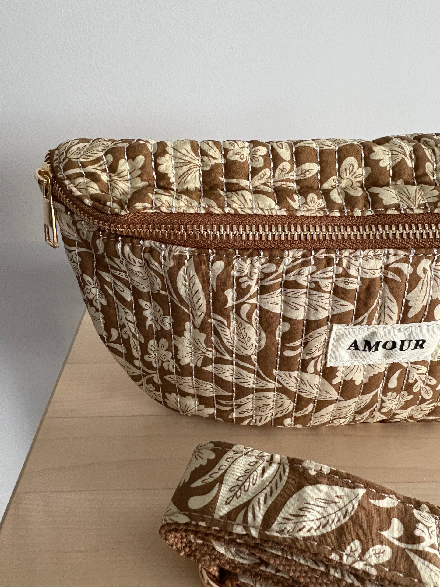 Sac banane coton matelassé liberty floral toile de jouy camel et blanc