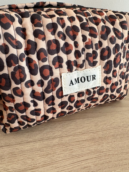 Pochette trousse en coton matelassé beige taupe motifs léopard couleur Noir et marron