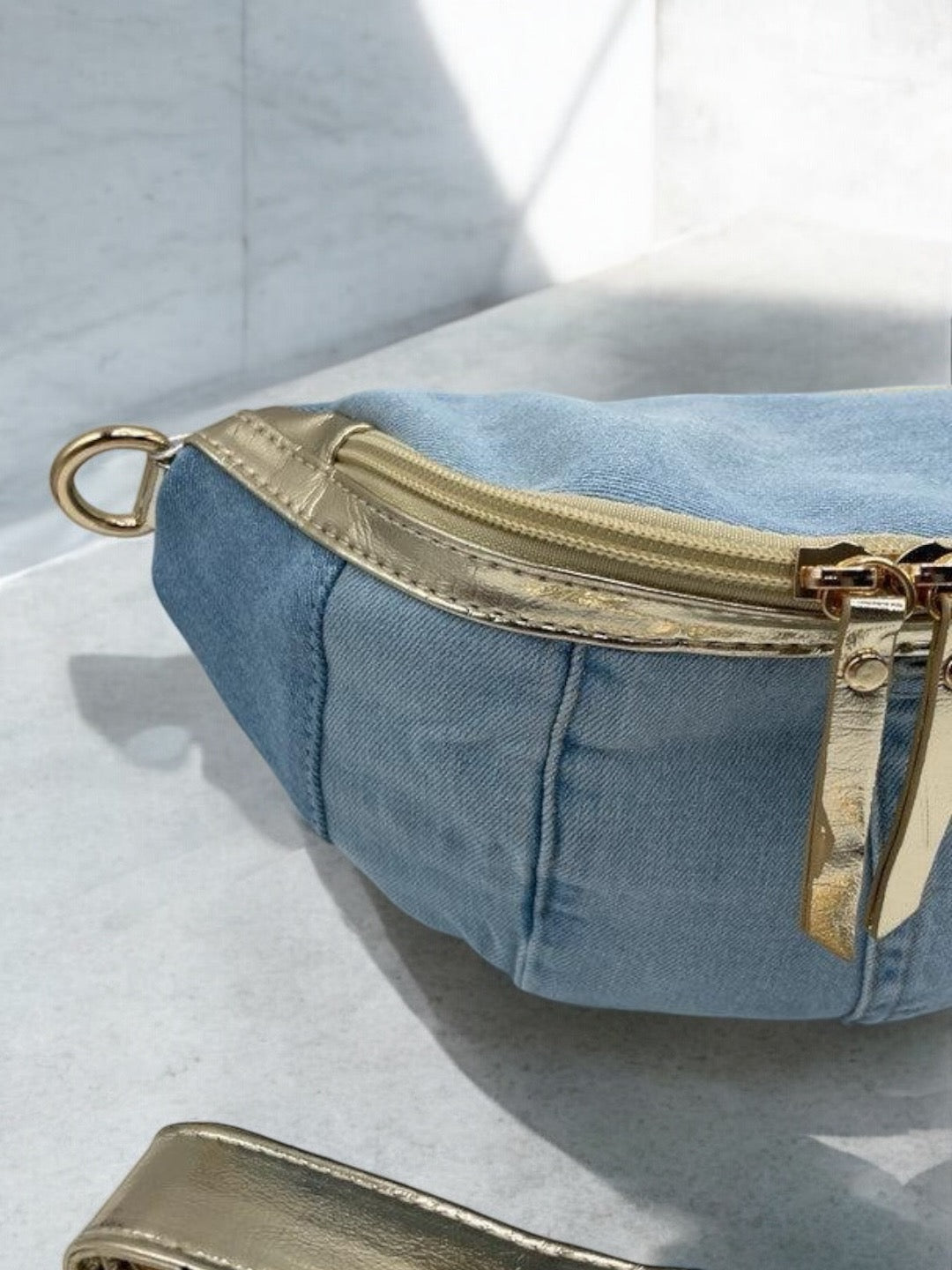 Sac banane tissu jean clair et doré