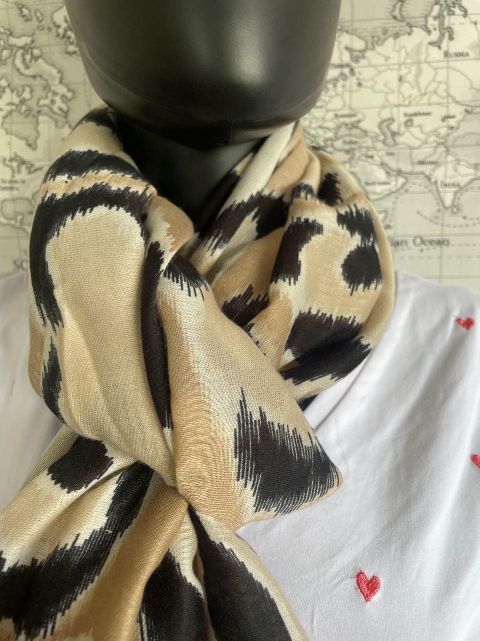 Foulard en tissu motifs léopard beige noir avec touches de doré