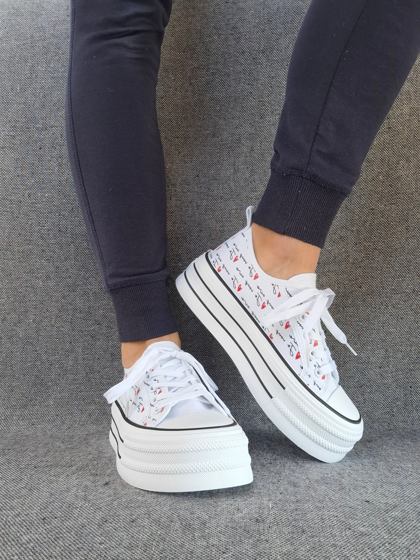 Chaussures baskets basses compensées tissu blanc avec inscription “je vous aime”