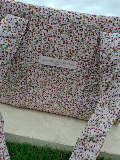 Sac week-end polochon en coton matelassé rose pâle liberty motifs cerises