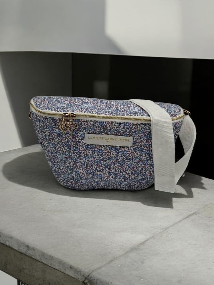 Sac banane en coton liberty fleuri bleu tons rouge « La Ptite cachottière »