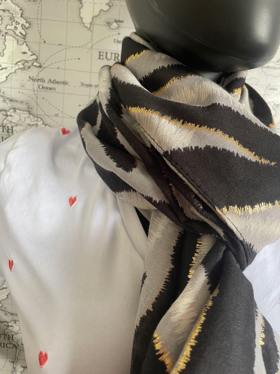 Foulard en tissu motifs zébré noir et gris avec touche de doré