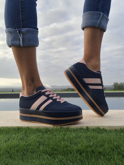 Chaussures baskets basses compensées bleu marine et rose style sneakers campus