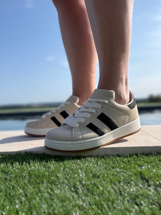 Chaussures baskets basses beige sable avec bandes noires style campus
