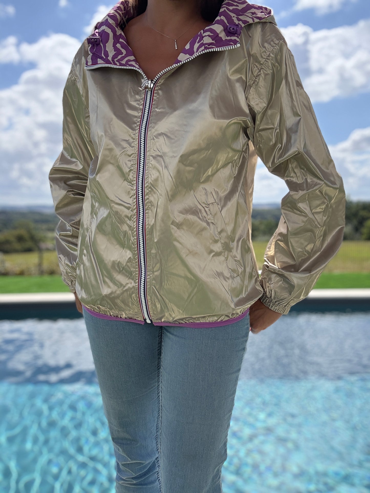 Escandelle - Manteau court haut des fesses imperméable zébré violet réversible doré