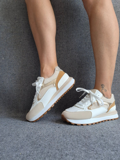Chaussures baskets tendance beiges et blancs style sneakers