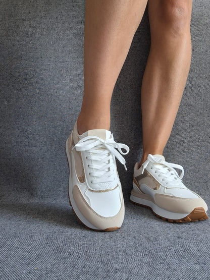 Chaussures baskets tendance beiges et blancs style sneakers
