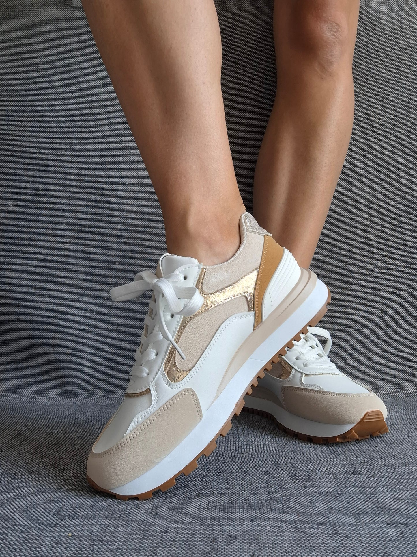 Chaussures baskets tendance beiges et blancs style sneakers