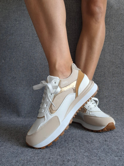 Chaussures baskets tendance beiges et blancs style sneakers