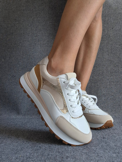 Chaussures baskets tendance beiges et blancs style sneakers