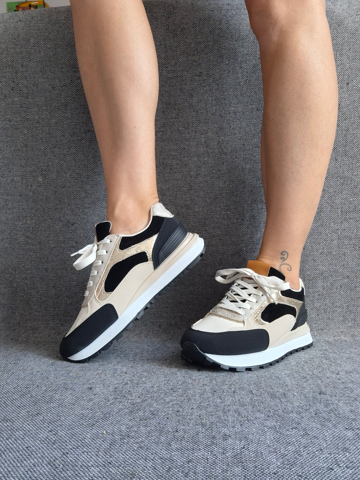 Chaussures baskets tendance beiges, noirs et blancs style sneakers