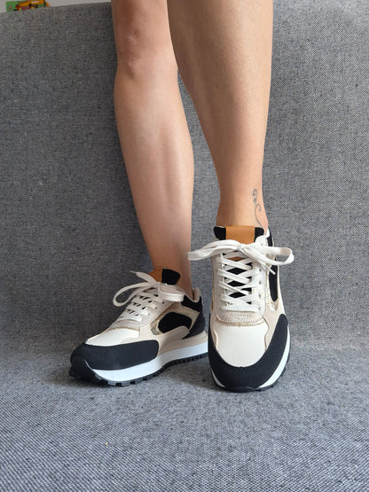Chaussures baskets tendance beiges, noirs et blancs style sneakers