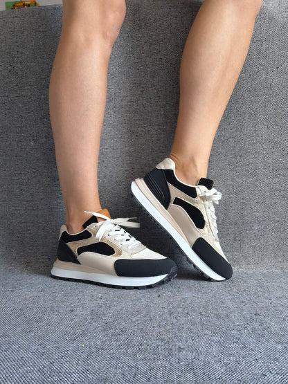 Chaussures baskets tendance beiges, noirs et blancs style sneakers