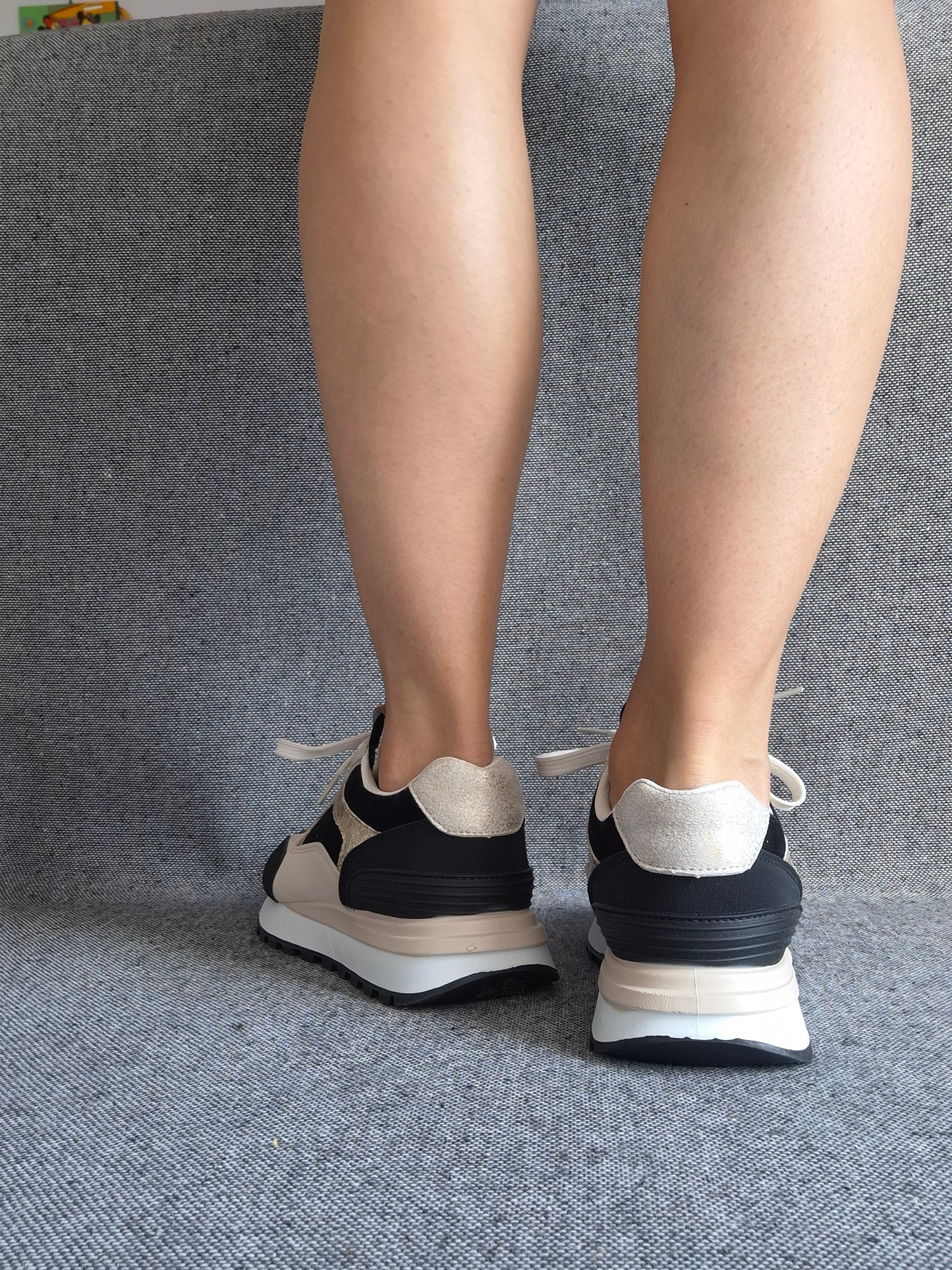 Chaussures baskets tendance beiges, noirs et blancs style sneakers