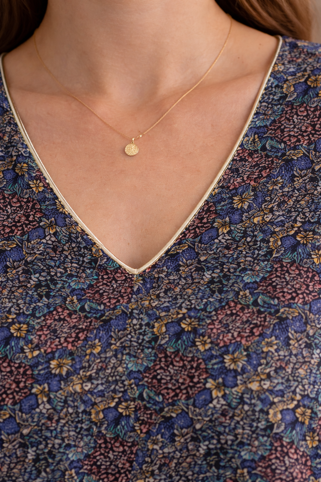 Blouse Fleurie Col V Bleu Marine Doré Le Petit Placard
