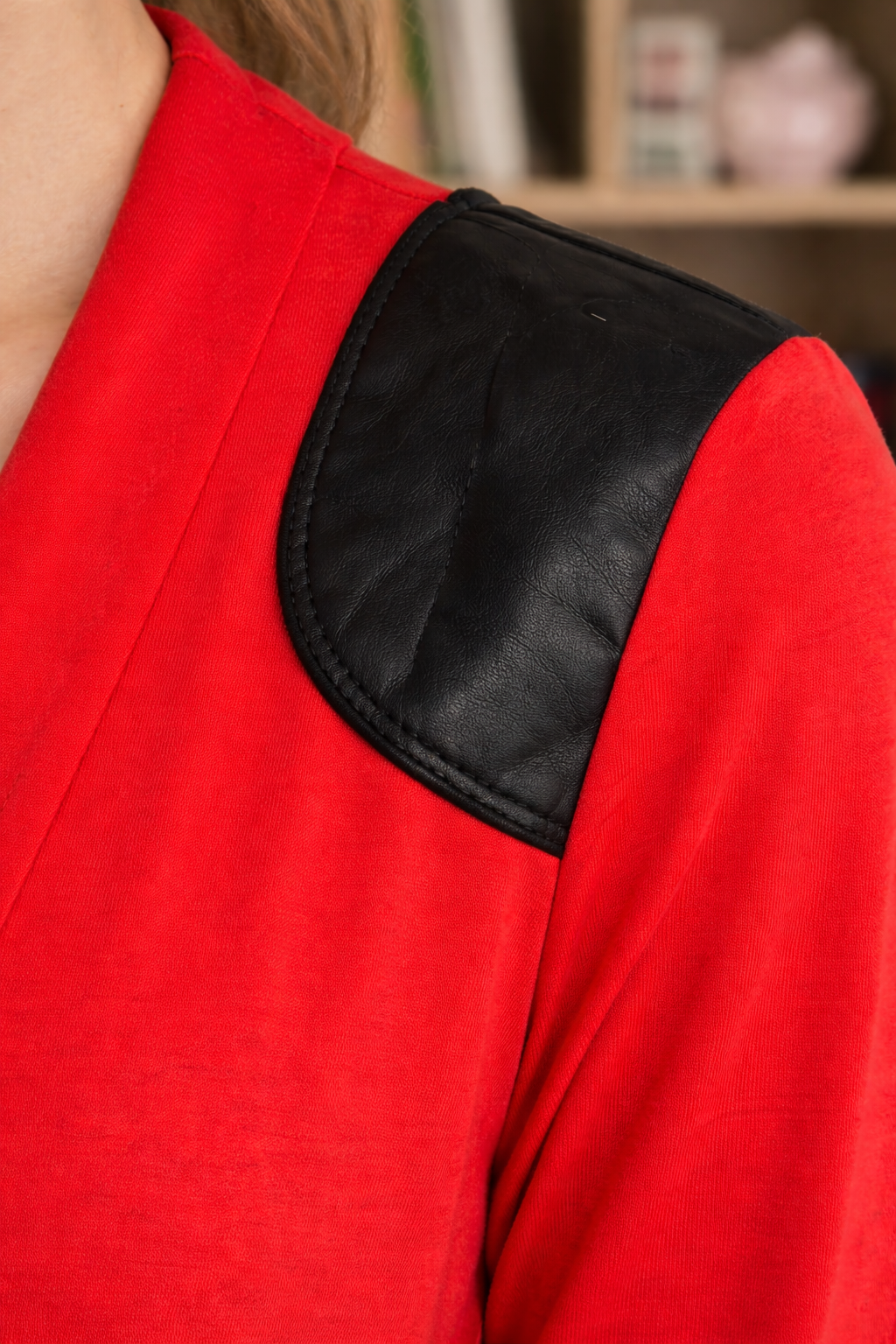 Cardigan Patch Simili Cuir – Rouge & Doré Le Petit Placard