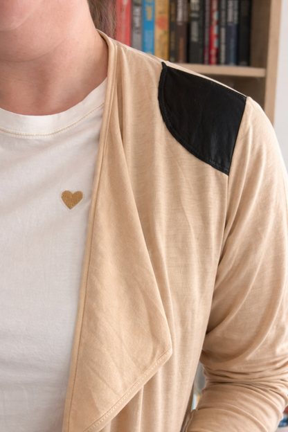 Cardigan fluide avec patch simili noir – Fermeture Éclair Dorée Le Petit Placard