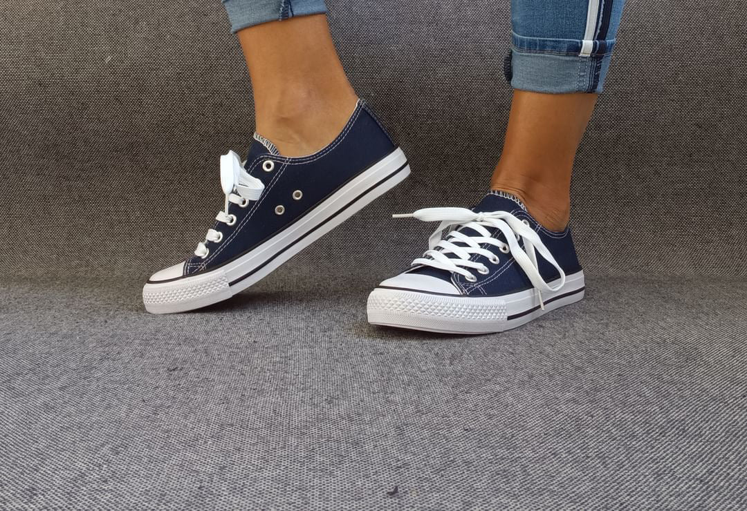 Baskets basses bleu marine et blanc type converse