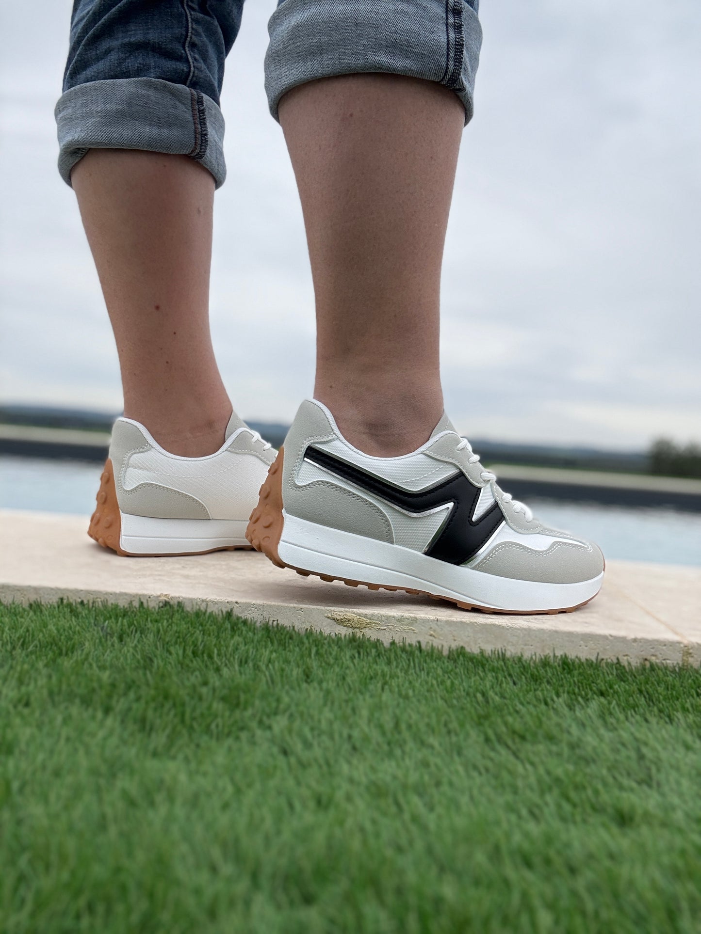 Chaussures baskets en tissu blanc et gris rehaussée par un motif noir style new balance