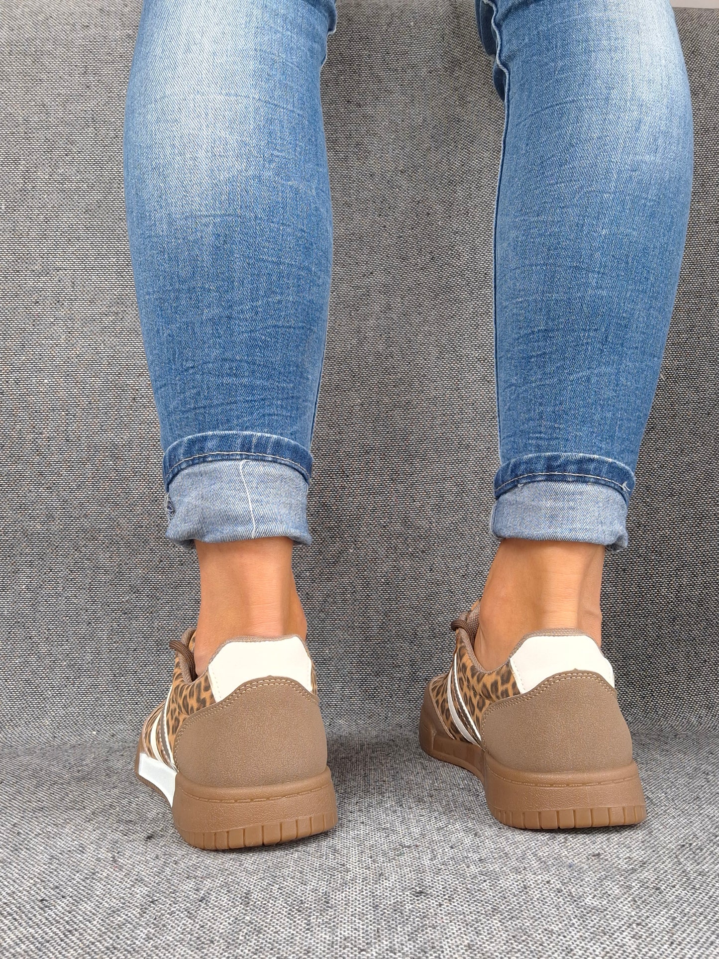 Chaussures baskets imprimé léopard avec bandes blanches et dorées type sneakers