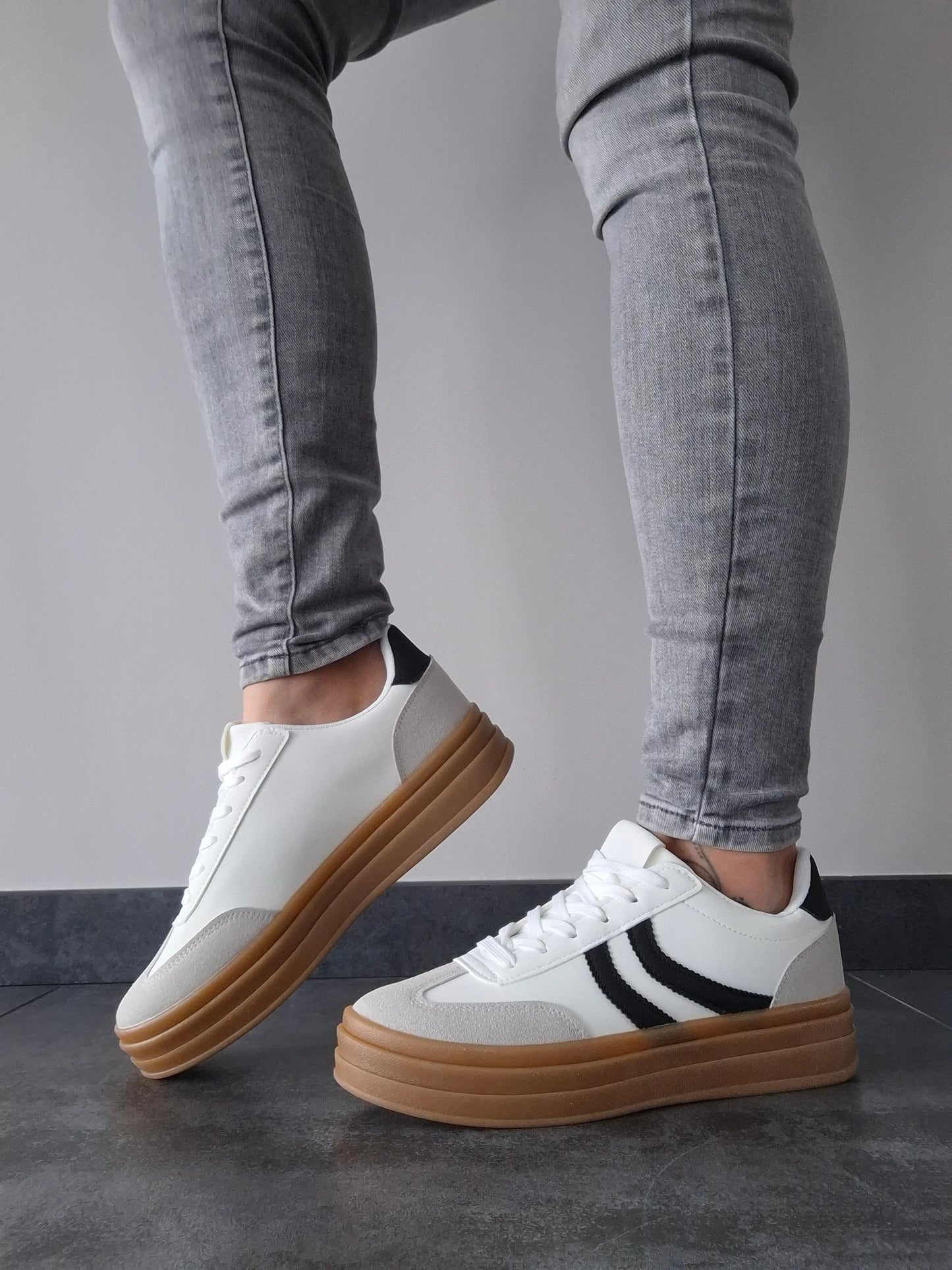 Chaussures baskets blanches légèrement compensée style campus à bandes noires