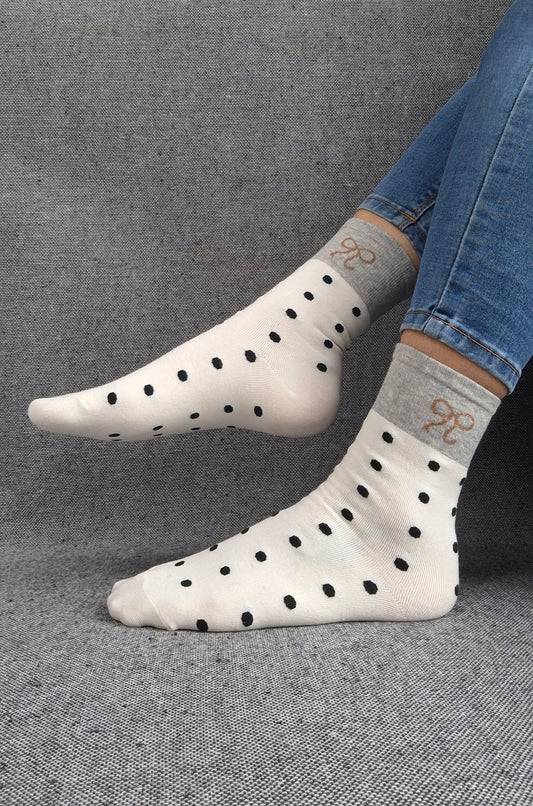 Paire de chaussettes beige en coton à pois noir avec bordure grise et motif nœud marron