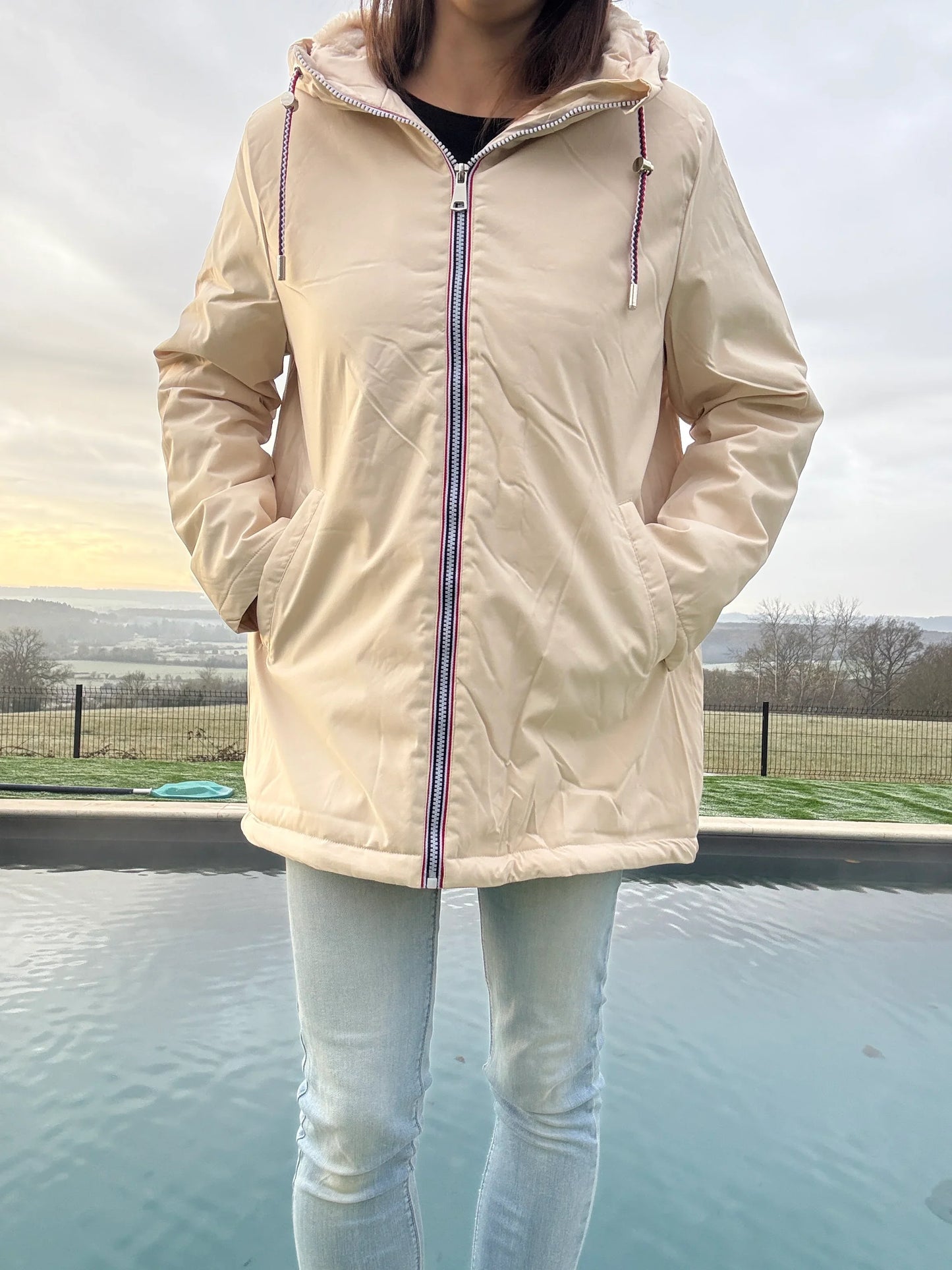 Manteau imperméable mi long fourré en fausse fourrure beige - Curvy