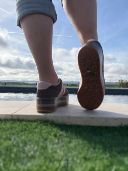 Chaussures baskets basses compensées marron avec bandes roses style sneakers campus