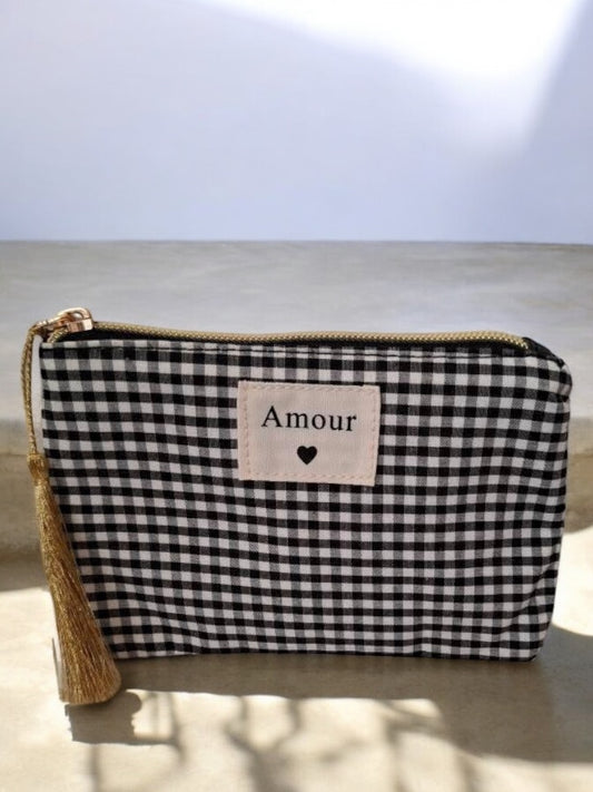 Pochette en tissu noir et blanc motifs vichy à carreaux “Amour”