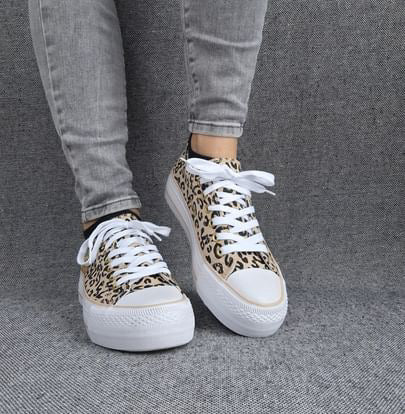 Chaussures baskets basses en toile léopard beige marron avec inscription “Amor” style converse