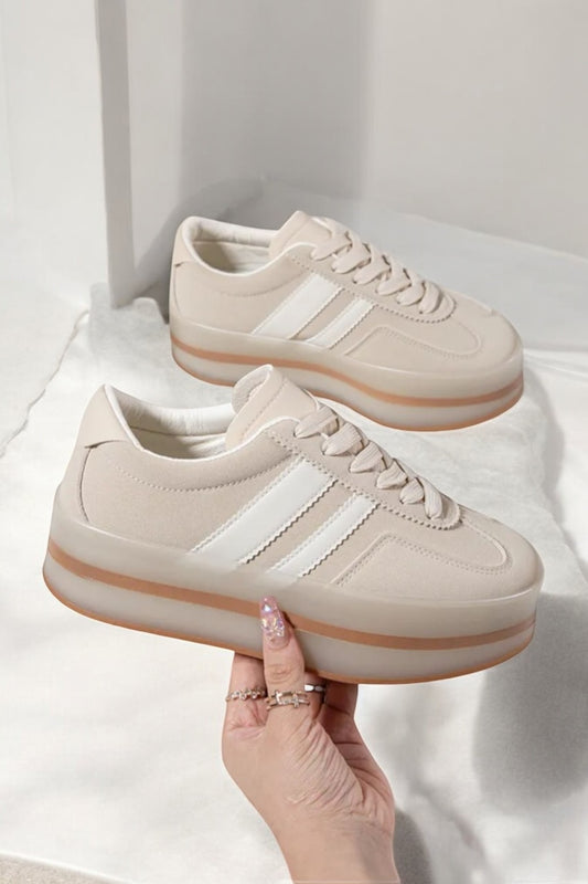 Chaussures baskets basses compensées beige blanc style sneakers campus