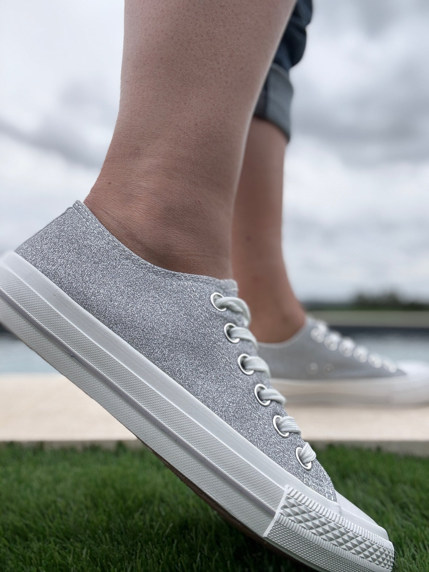 Chaussures baskets basses effet pailleté glitter argenté style converse