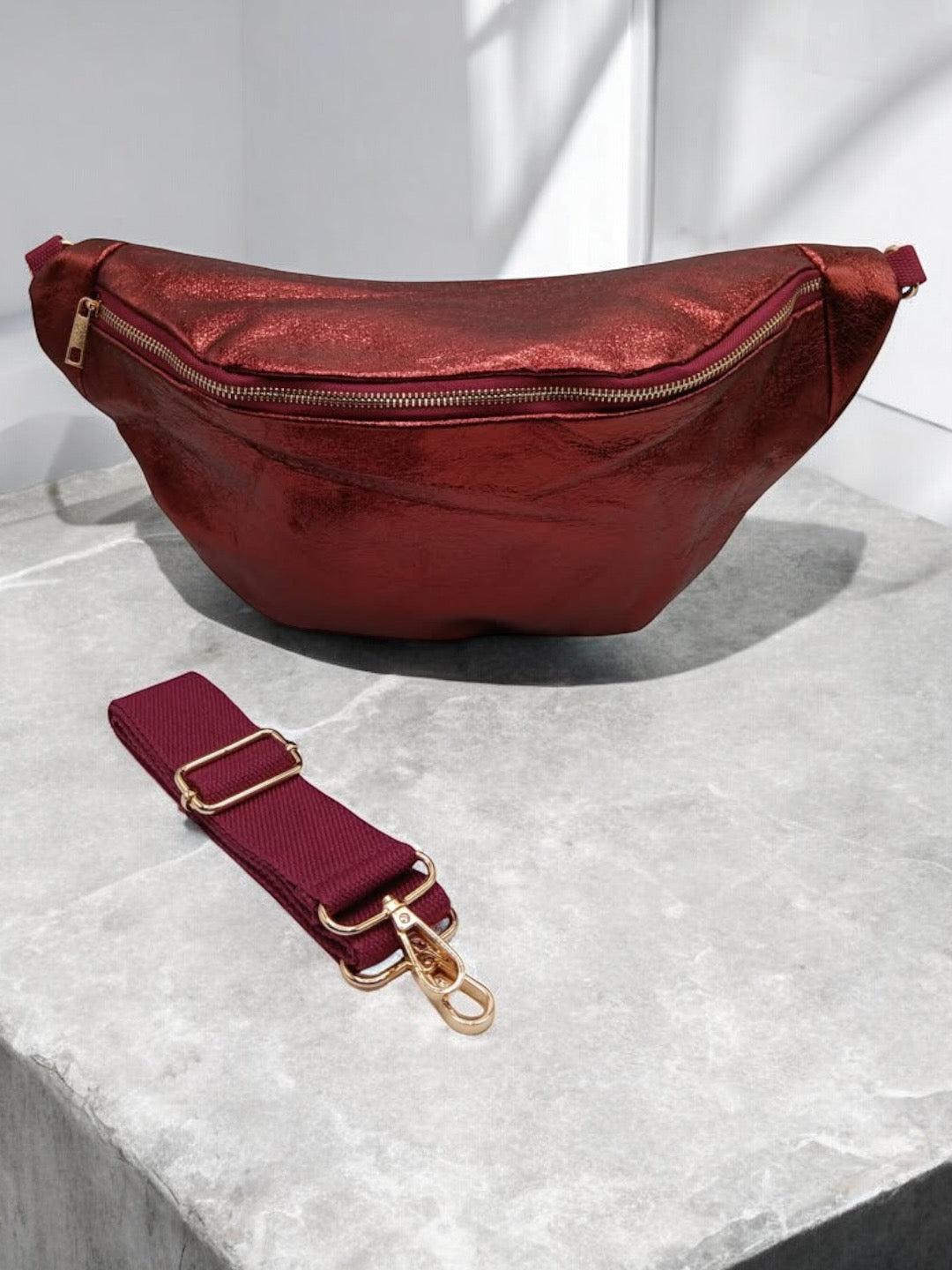 Sac banane XL simili cuir rouge bordeaux irisé mousquetons dorés