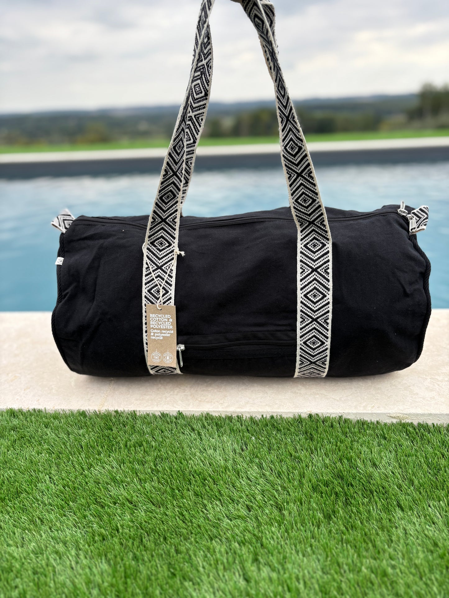 Sac polochon en coton tissu noir avec poignées motifs géométriques en noir et blanc